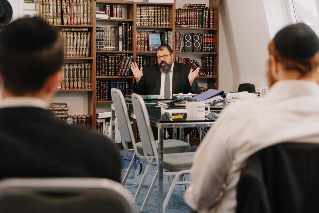 Dayan Eliezer Zobin talking to the Rabbinic Training Academy